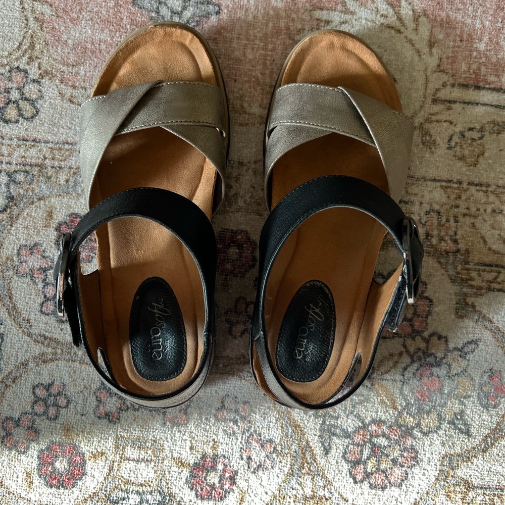 Black and bronze-ish color Sandals with Adjustable Straps ✨